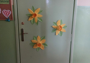 Wiosenne kwiaty wykonanme przez uczniów klasy 3 a.