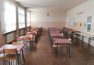 Stoliki w szkolnej stołówce czekają na dzieci.